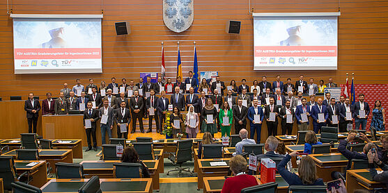 Die 56 frisch graduierten Ingenieure im Landtagssaal in St. Pölten - ein Gruppenfoto.