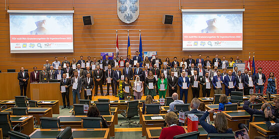 Die 56 frisch graduierten Ingenieure im Landtagssaal in St. Pölten - ein Gruppenfoto.