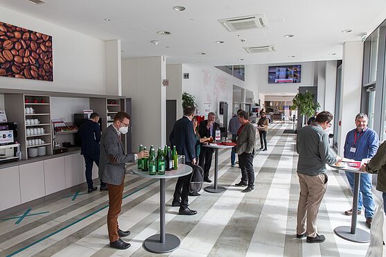 Wohlverdiente Pause nach spannenden Fachvorträgen am TÜV AUSTRIA Campus.<br />