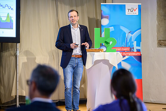 Thomas Stöhr (HyCentA Research GmbH) informierte über Wasserstoffspeicher entlang der Supply Chain: Status, Ausblick und Projektbeispiele.<br /> Mann hält Vortrag