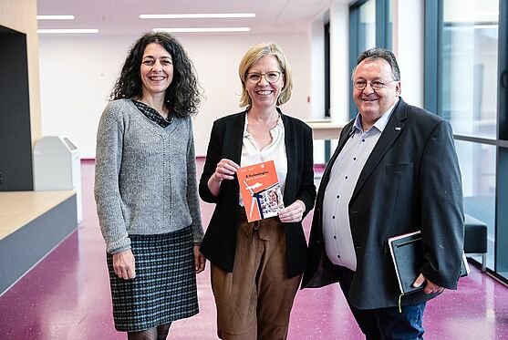 Klubobfrau Sandra Krautwaschl, Bundesministerin Leonore Gewessler und Direktor Günther Greier (v. l. n. r.) © Podesser<br />