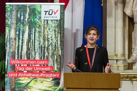 Elisa Rodia, Preisträgerin 2023 ORF SAG´S MULTI begeisterte mit einer flammenden Rede zum Thema: Zukunft?! Hoffnung statt Angst. Jetzt erst recht!<br /> Junge Dame hält auf der Bühne eine Rede.