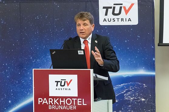 SV Ing. Martin Swoboda, TÜV AUSTRIA-Brandschutzexperte, referierte über die TRVB 119 O und neue Brandgefahren im Seilbahnbereich durch E-Mobilität.<br />