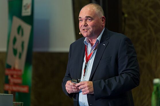 Der Referent Michael Freitag spricht auf einem Symposium über Nachhaltigkeitsprojekte bei Sodexo