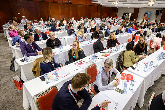 Menschen aus dem Publikum sprechen jeweils im Dialog miteinander.
