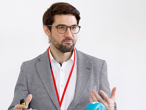 Sattelfest im Umweltrecht: Dr. Florian Stangl LL.M. von nhp Niederhuber & Partner verschaffte den Teilnehmer/innen einen rechtlichen Überblick zur Energieeffizienz.<br />