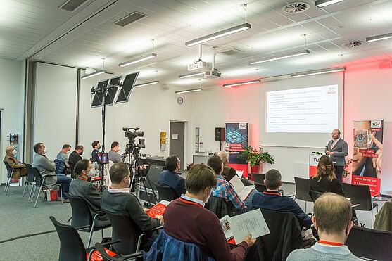 Die Präsenzteilnehmer hörten den Fachexpert/innen aus IT, Recht und Wirtschaft höchstinteressiert zu.<br />