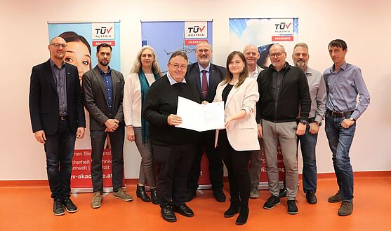 v.li.n.re.: Jörg Lukanz, Ing. Christof Maier, Michaela Margetich, MBA, DI Günther Greier, Thomas Rochowansky, MBA, Corinna Wölfer, BSc, Ing. Wilfried Weigend, BEd, Ing. Kurt Köberl, BEd, Ing. Alexander Reisl, BEd, Ing. Wolfgang Raimann, BEd<br /> Ein Gruppenfoto zum Kooperationsvertrag zwischen TÜV AUSTRIA Akademie und HTL Bulme