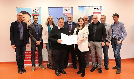 Ein Gruppenfoto zum Kooperationsvertrag zwischen TÜV AUSTRIA Akademie und HTL Bulme