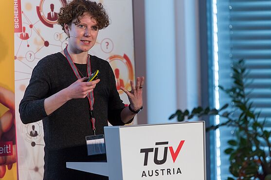 Spannend wurde es auch bei Barbara Brune (TÜV AUSTRIA Data Intelligence), die KI auf den Prüfstand stellte und die Frage aufgriff, was vertrauensvolle KI können muss, damit wir ihr vertrauen können.<br />