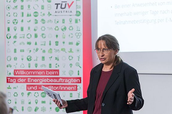 Karin Newald hieß die Teilnehmer/innen herzlich willkommen und moderierte den TÜV AUSTRIA Tag der Energiebeauftragten & -auditor/innen.<br />