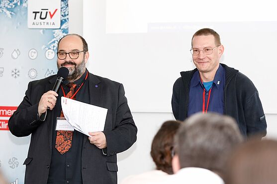 DI Harald Macho (re. im Bild) von TPA KKS sprach über das Druckgerätegesetz. Das regelt Reparaturen und Umbauten an Kälteanlagen. Wer umbauen will, sollte sich hinsichtlich rechtlicher Vorschriften beraten lassen.<br />