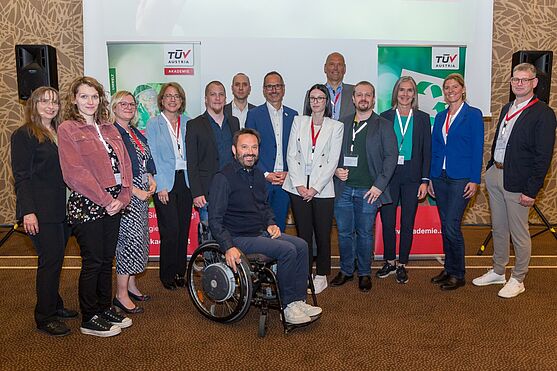 Ein Gruppenbild von den Referentinnen und Referenten am TÜV AUSTRIA Symposium CSR und Nachhaltigkeit 2024 im Vortragssaal des Austria Trend Hotels Savoyen in Wien