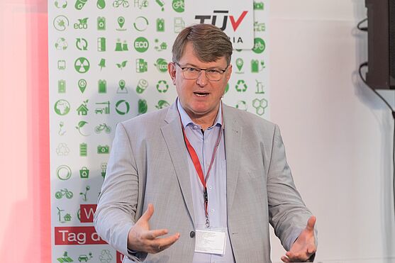Weiter ging es mit Richard Prem (efficiency consulting) - Nachhaltige Energiewirtschaft: Der Einzug des Klimaschutzes in die ISO 50001.<br /> Mann hält Vortrag. Hinter ihm ein TÜV AUSTRIA Akademie Rollup.