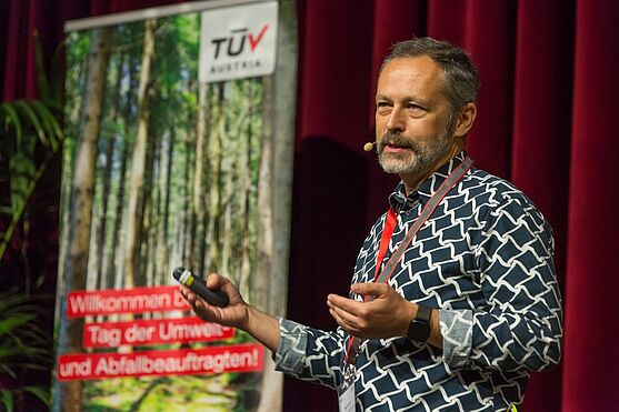 Vom Lebenszyklus der IT-Hardware sprach Peter Knobloch, Universität für angewandte Kunst Wien <br />