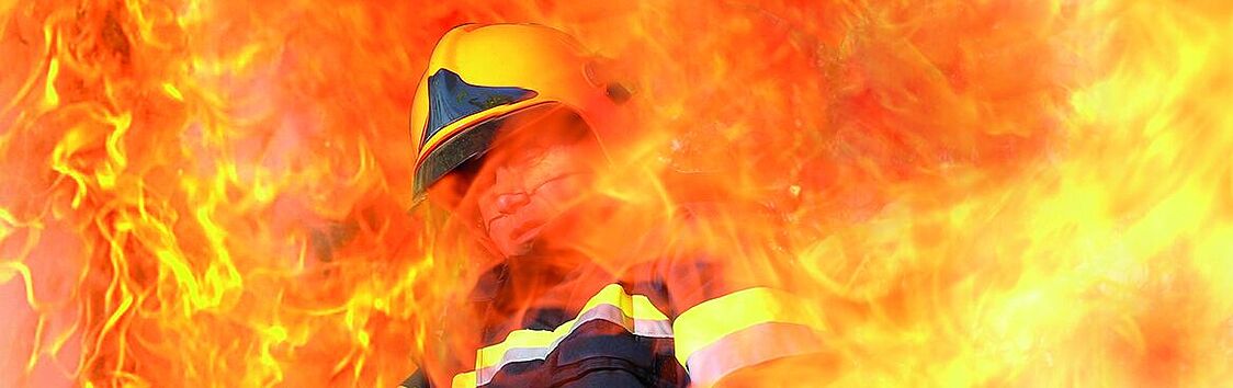 Feuerwehrmann inmitten von Flammen.