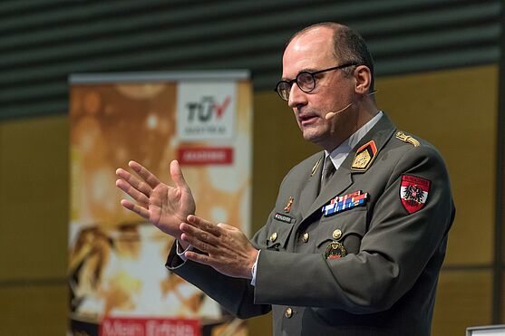 Der 1. Vortrag: Jürgen Schlechter vom ABC-Abwehrzentrum berichtete über integrierte Präventionsprozesse<br />