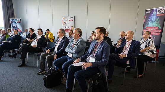 Publikum lauscht den Fachvorträgen.