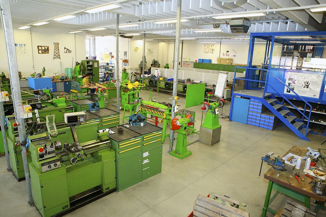 Werkstatt mit großen Maschinen