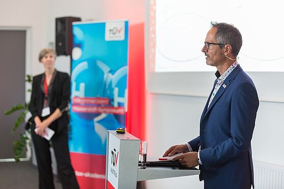 Ing. Andreas Schnitzer, MSc lieferte allerlei Wissenswertes zum Ablauf eines behördlichen Genehmigungsverfahrens mit dem Schwerpunkt H2<br />