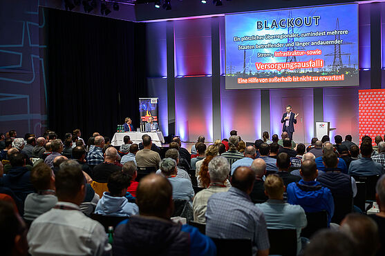 Mann hält Präsentation.