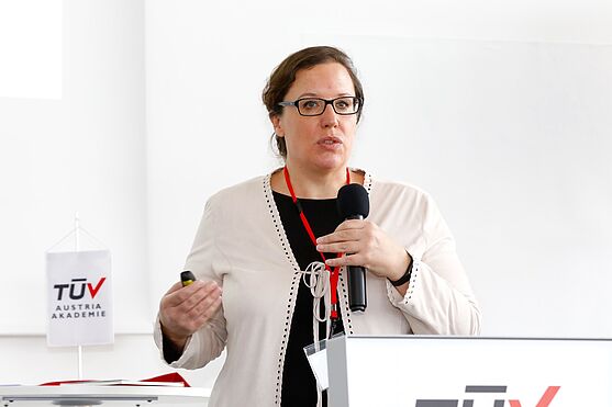 Die Vortragsreihe startete an Tag 1 mit dem Kälte Klima Fachtag. Dr. Maria Purzner vom Umweltbundesamt weiß: Der Import von Kältemitteln nimmt ab. Und Dichtheitskontrollen werden in Zukunft immer wichtiger!<br />
