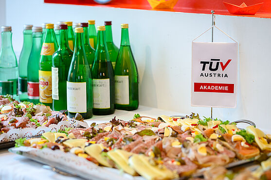 Kurze Pause: Eine kleine kulinarische Stärkung und ausreichend Möglichkeit zum gegenseitigen Austausch, bevor es wieder mit spannenden Fachvorträgen weiterging.<br /> Pausenbuffet: Brötchen und Getränke