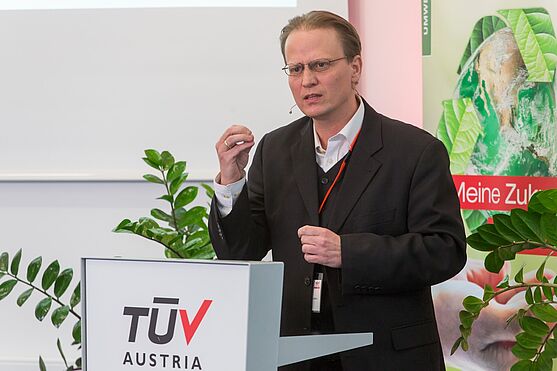 Bmstr. Dipl.-Ing. Andreas Kloiber, TÜV AUSTRIA, über Sanierungskonzepte: Wenn der Energieausweis nach Verbesserung ruft.<br />