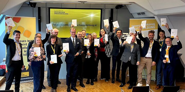Gruppenfoto auf dem alle das Jahrbuch Weiterbildung in den Händen halten.