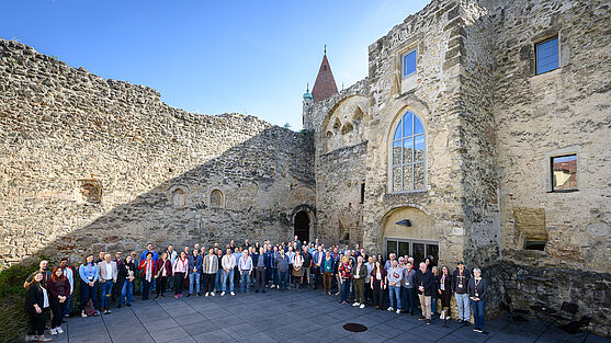 Bitte lächeln: Die Burg Perchtoldsdorf diente erneut als perfekte Kulisse für den TÜV AUSTRIA Sicherheitstag!<br /> Gruppenfoto