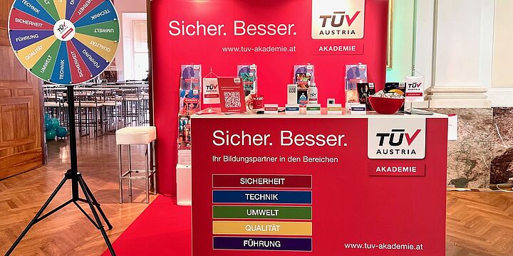 Messestand der TÜV AUSTRIA Akademie inklusive Glücksrad.