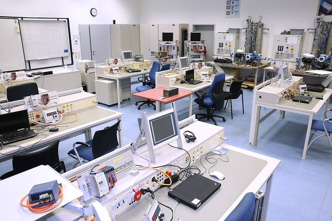 Werkstatt mit Tischen und elektrotechnischen Geräten