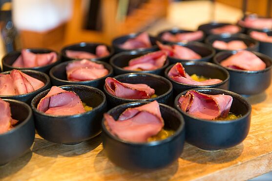 Am Mittagstisch gab es neben diversen Gaumenfreuden auch die Möglichkeit sich über die bisherigen Präsentationen auszutauschen.<br /> Kleine Vorspeise-Häppchen vom Mittagsbuffet.