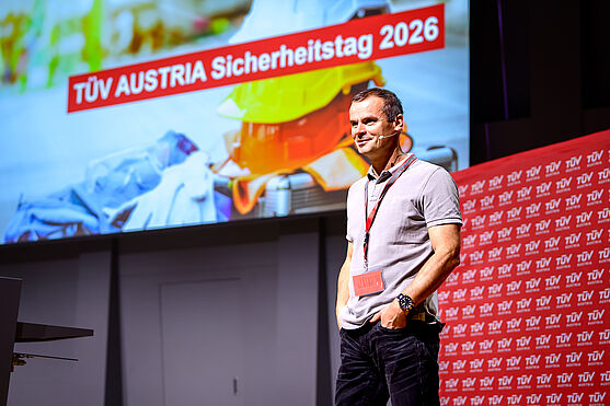 Harald Strimitzer (ChefInsp. | BMI - Flugpolizei) mit spannender Keynote: Flugpolizei im Einsatz.<br /> Mann hält Vortrag