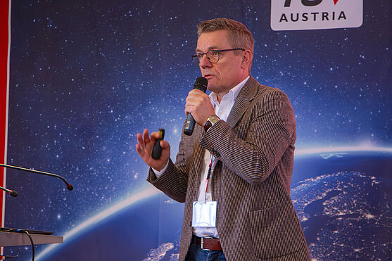 Bernd Rutzinger (Fronius International GmbH) widmete sich den Entwicklungen und Anwendungsmöglichkeiten des Cobot.<br /> Referent auf der Bühne.
