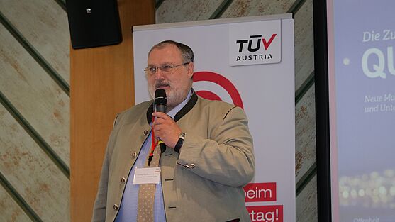 Thomas Rochowansky, Leiter Lerndienstleistungen, TÜV AUSTRIA Akademie heißt die Tagungsteilnehmer/innen herzlich willkommen.<br />