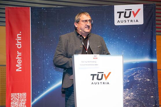 Oder DI Karl Findenig, der in seinem Vortrag über Blackout das Publikum dazu brachte, sich über Vorräte Gedanken zu machen.<br />
