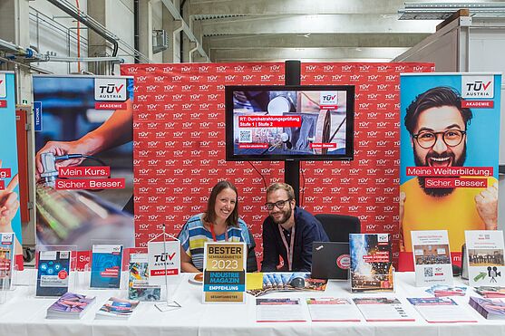 Vera Drach und Yannick Maresch gut gelaunt am Stand der TÜV AUSTRIA Akademie.<br />
