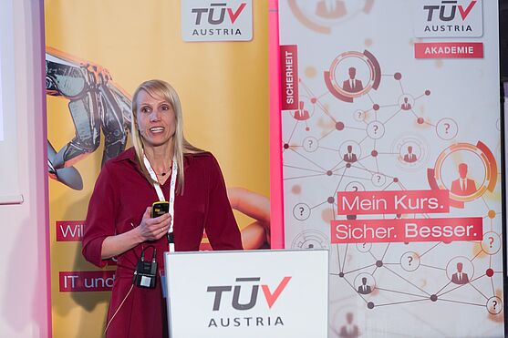 Der erste Vortrag des Tages kam von Rechtsanwältin Katharina Raabe-Stuppnig: Digitalisierungsstrategie der EU - EU Data Act & Artificial Intelligence Act & Co – Was kommt da auf uns zu?<br />