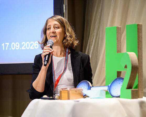 Auch von Elvira Lutter (WIVA P&G) gab es noch eine freundliche Begrüßung, bevor es mit der Tagesagenda weiterging.<br /> Dame spricht in Handmikrofon