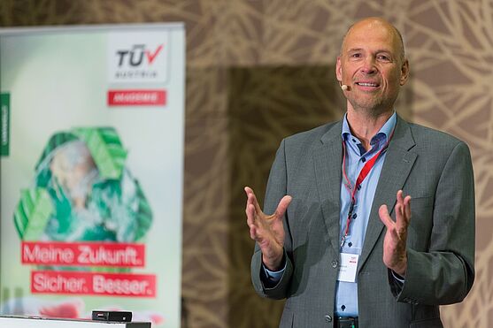 ...Ralf Schimetzek von HR4GREEN diskutierten HR und Nachhaltigkeit, von der Berichtspflicht bis zur Organisationsentwicklung.<br /> Ralf Schimetzek lächelt hinter dem Rednerpult in die Kamera. Der Mann im grauen Anzug redet über HR und Nachhaltigkeit.