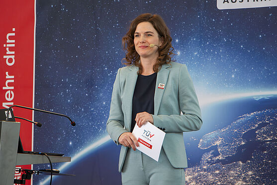 Sabine Redlich (TÜV AUSTRIA Akademie) moderierte charismatisch wie gewohnt durch den Expertentag.<br /> Freundlich lächelnde Dame auf der Bühne.