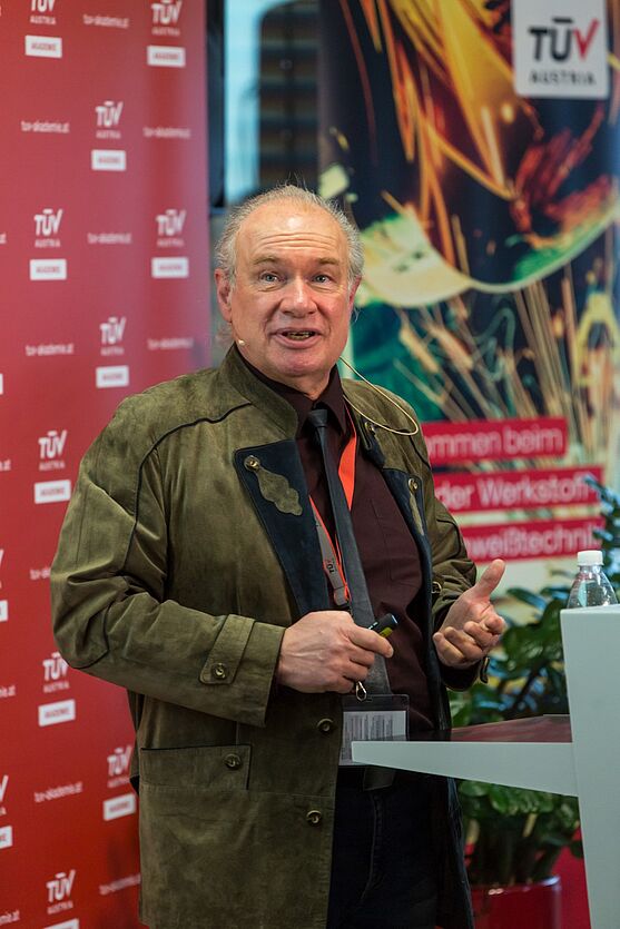 Ing. Norbert Zeitlberger vermitteltet die Anforderungen an Stahlleitungen für den Transport von Erdgas-Wasserstoff-Gemischen<br />