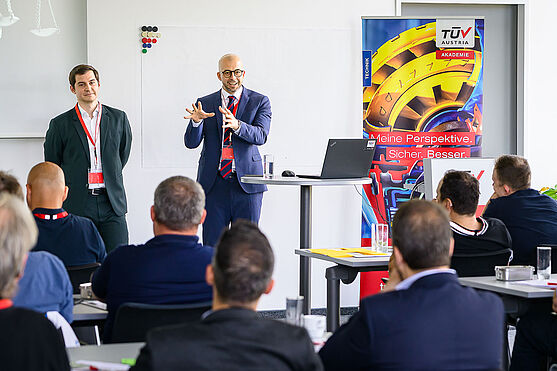 Rechtskarrussell Energie 2026: Diesem Thema widmeten sich Marco Steiner-Selenic, LLM (ZEITPULSE Legal) und Dr. Dan Katzlinger (Rechtsanwalt Katzlinger GmbH)<br /> Zwei Herren halten Präsentation