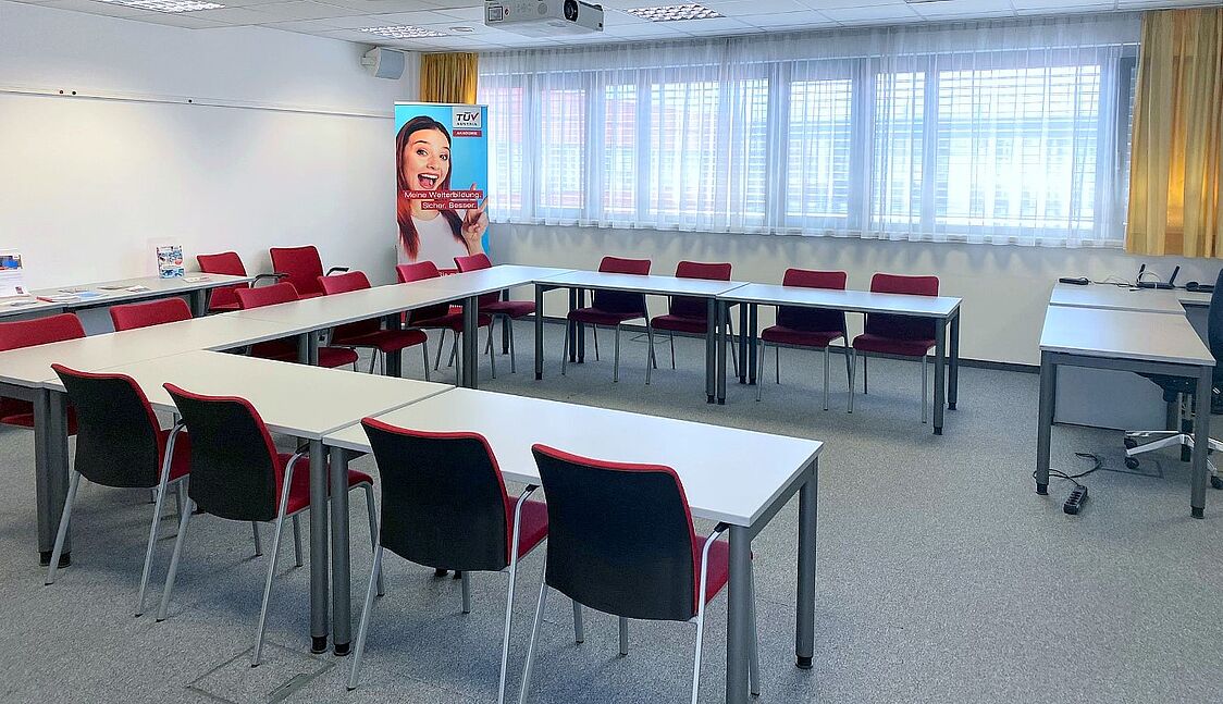 Ein moderner Seminarraum, die Tische sind U-förmig aufgebaut.