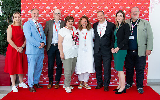 Strahlende Gesichter bei den Referent:innen und TÜV AUSTRIA Mitarbeiter:innen<br />