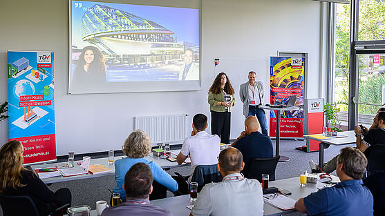 Jutta Ableitinger & Markus Koller (ÖAMTC Erdberg) sprachen über Facility-Management als Schnittstelle: Energie, Arbeitsklima und Betrieb im ÖAMTC Mobilitätszentrum Wien.<br /> Herr und Dame halten Vortrag vor Publikum