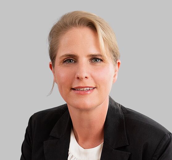 Daniela Merz-Höfler, MSc. <br /> Freundlich lächelnde Dame