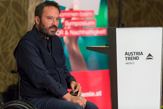 Ein Mann im Rollstuhl spricht über digitale Barrierefreiheit. Werner Rosenberger arbeitet bei der Hilfsgemeinschaft der Blinden und Sehschwachen Österreichs. 