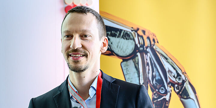 Freundlich lächelnder Mann hält Vortrag